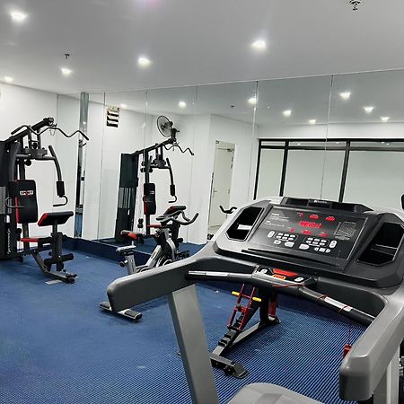 May De Ville Crown Hotel Hanoi Eksteriør billede The gym at the hotel