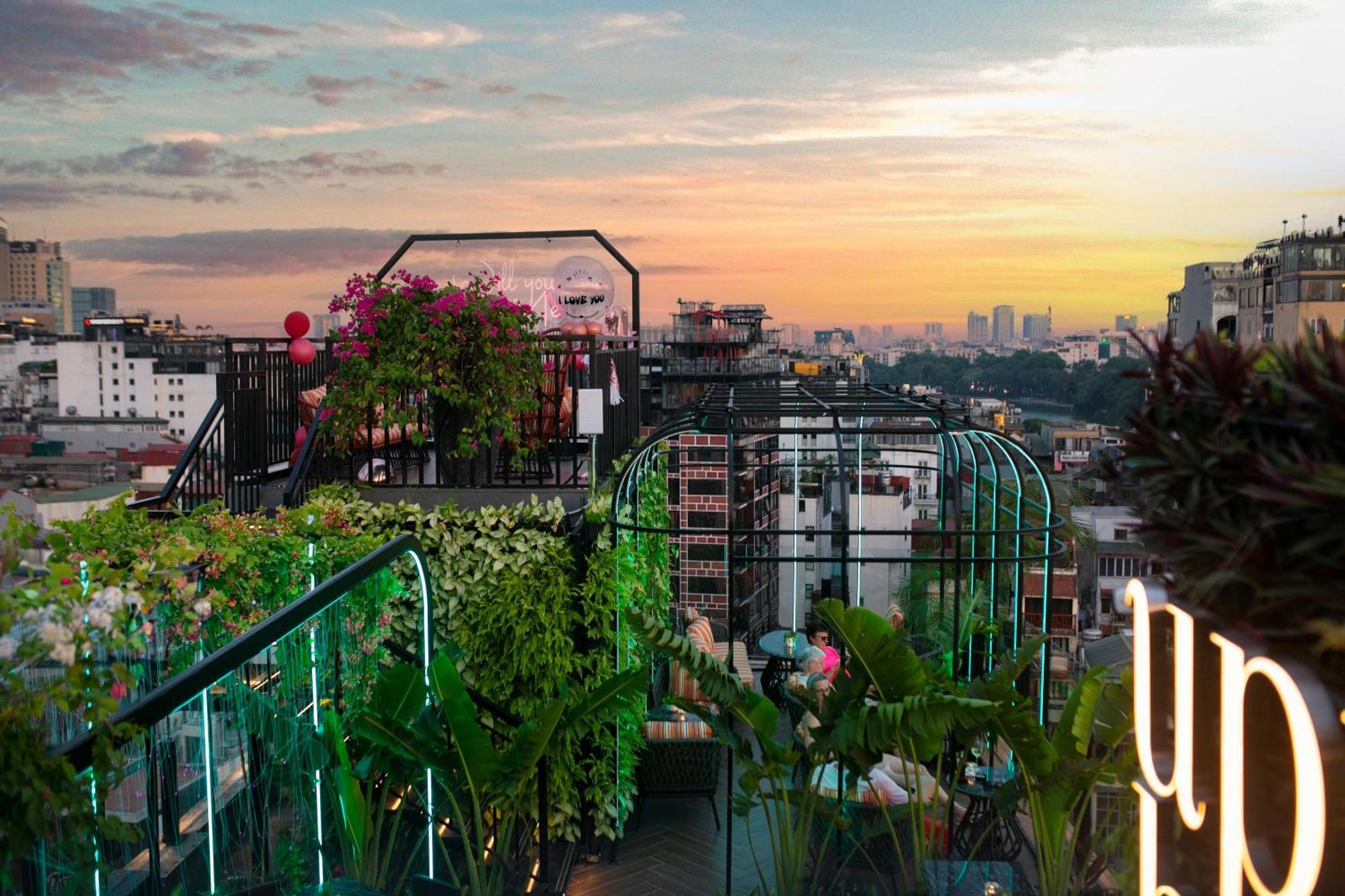 May De Ville Crown Hotel Hanoi Eksteriør billede Rooftop garden in Mexico City