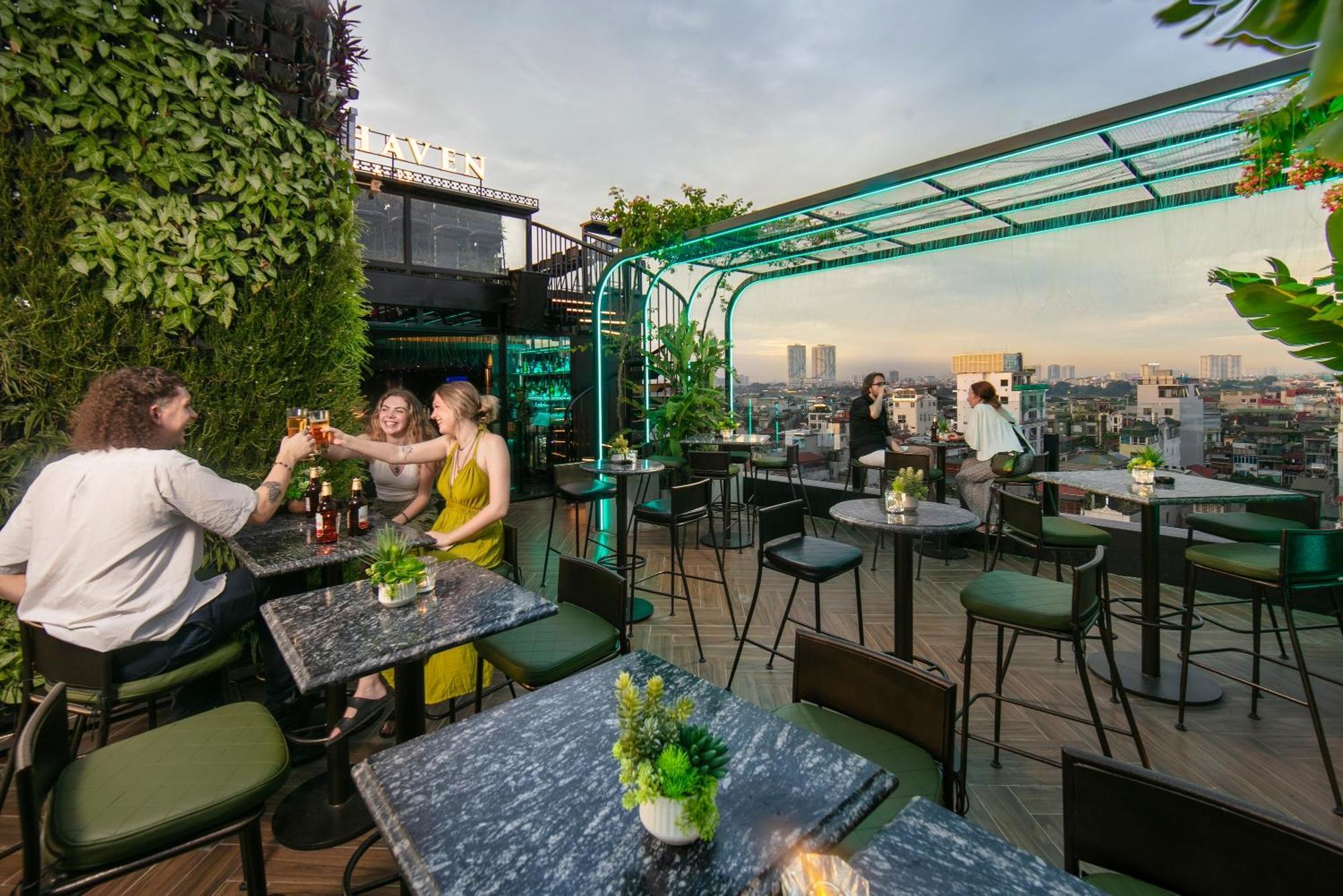 May De Ville Crown Hotel Hanoi Eksteriør billede The rooftop bar