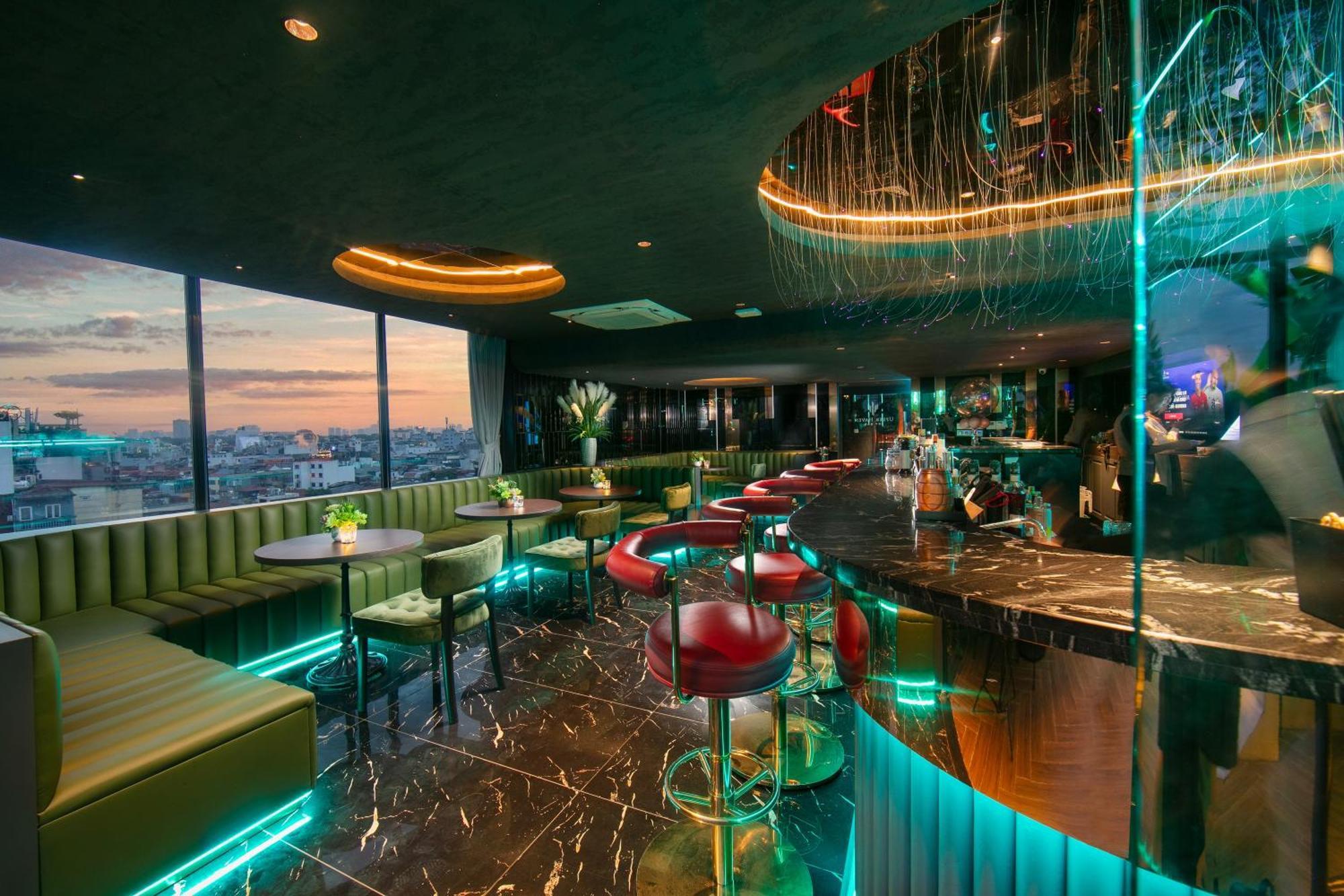 May De Ville Crown Hotel Hanoi Eksteriør billede The 360° Sky Bar