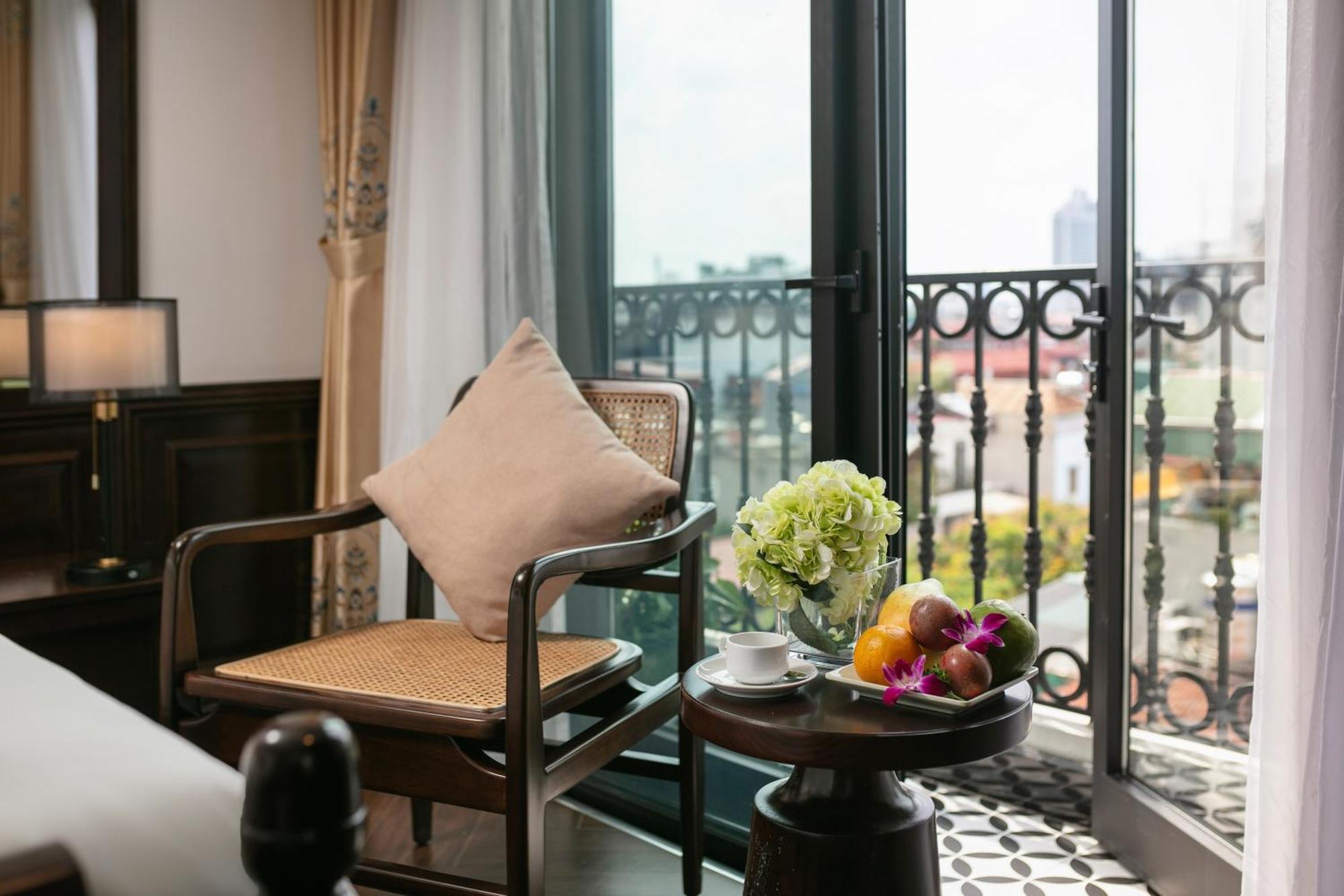 May De Ville Crown Hotel Hanoi Eksteriør billede Deluxe Suite