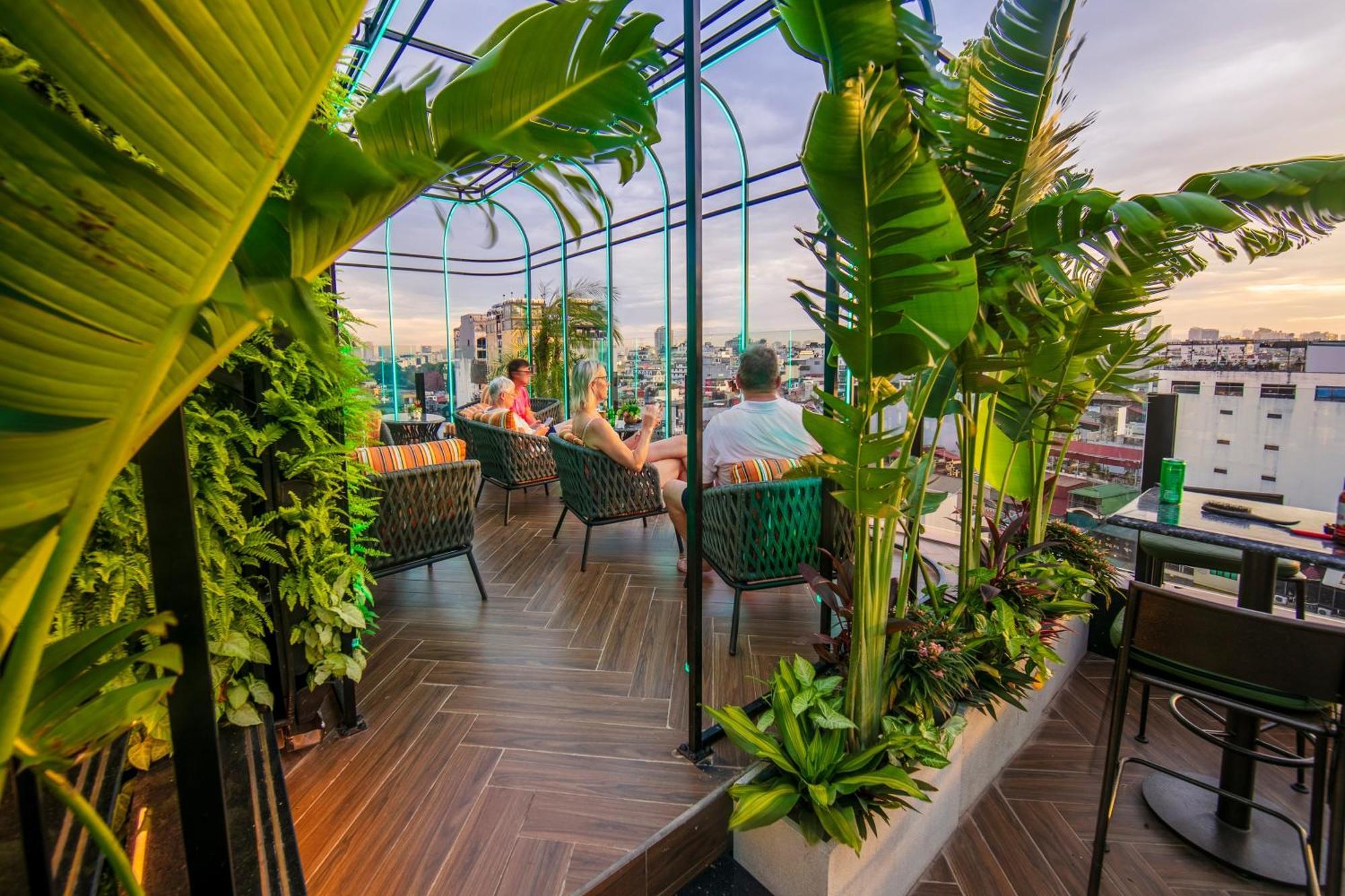 May De Ville Crown Hotel Hanoi Eksteriør billede The rooftop bar at the hotel