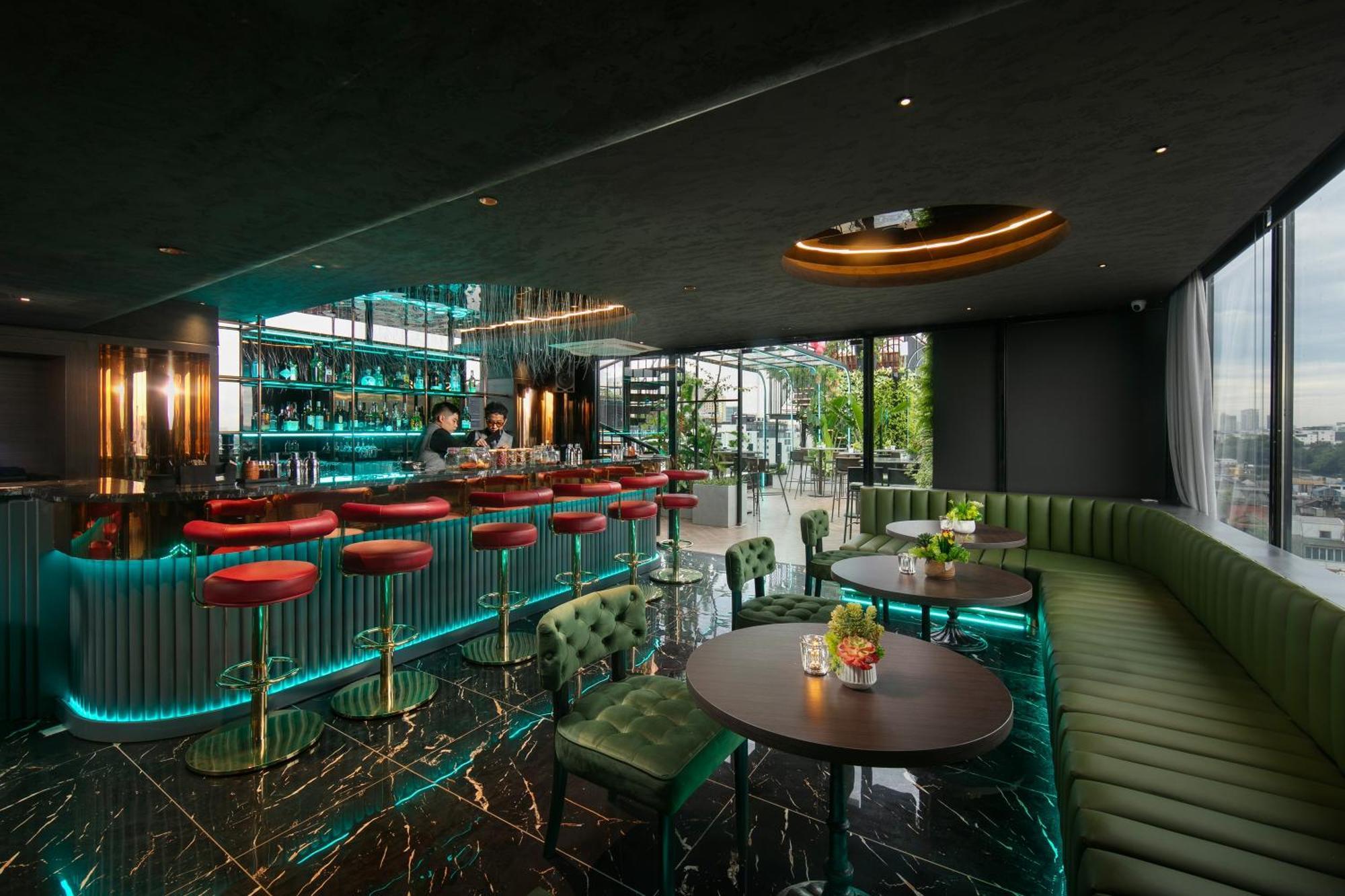May De Ville Crown Hotel Hanoi Eksteriør billede The bar at the 12th floor