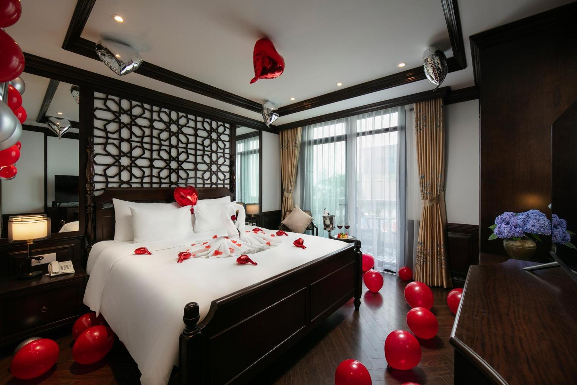 May De Ville Crown Hotel Hanoi Eksteriør billede A suite at the hotel