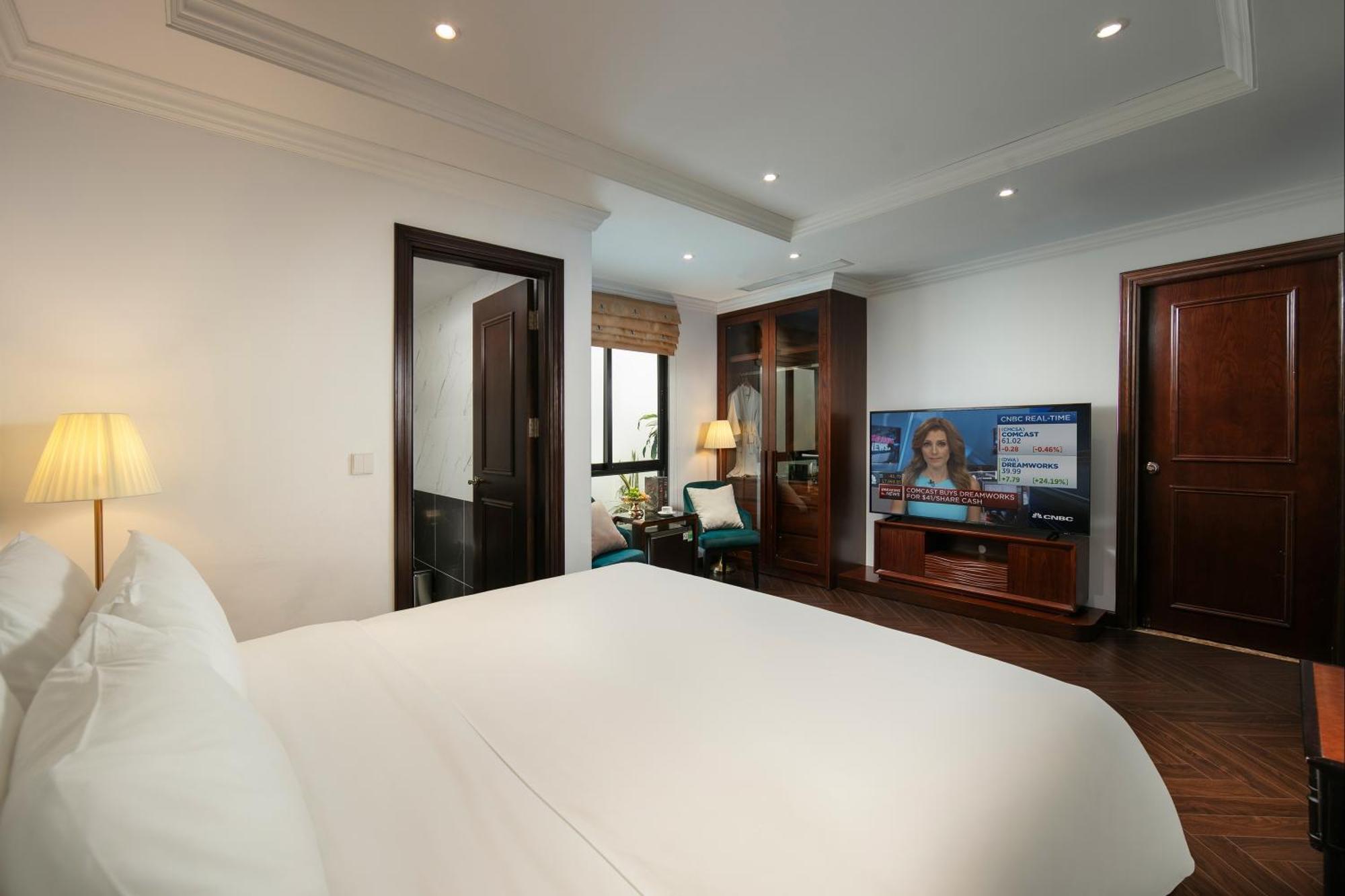 May De Ville Crown Hotel Hanoi Eksteriør billede A bedroom at the hotel