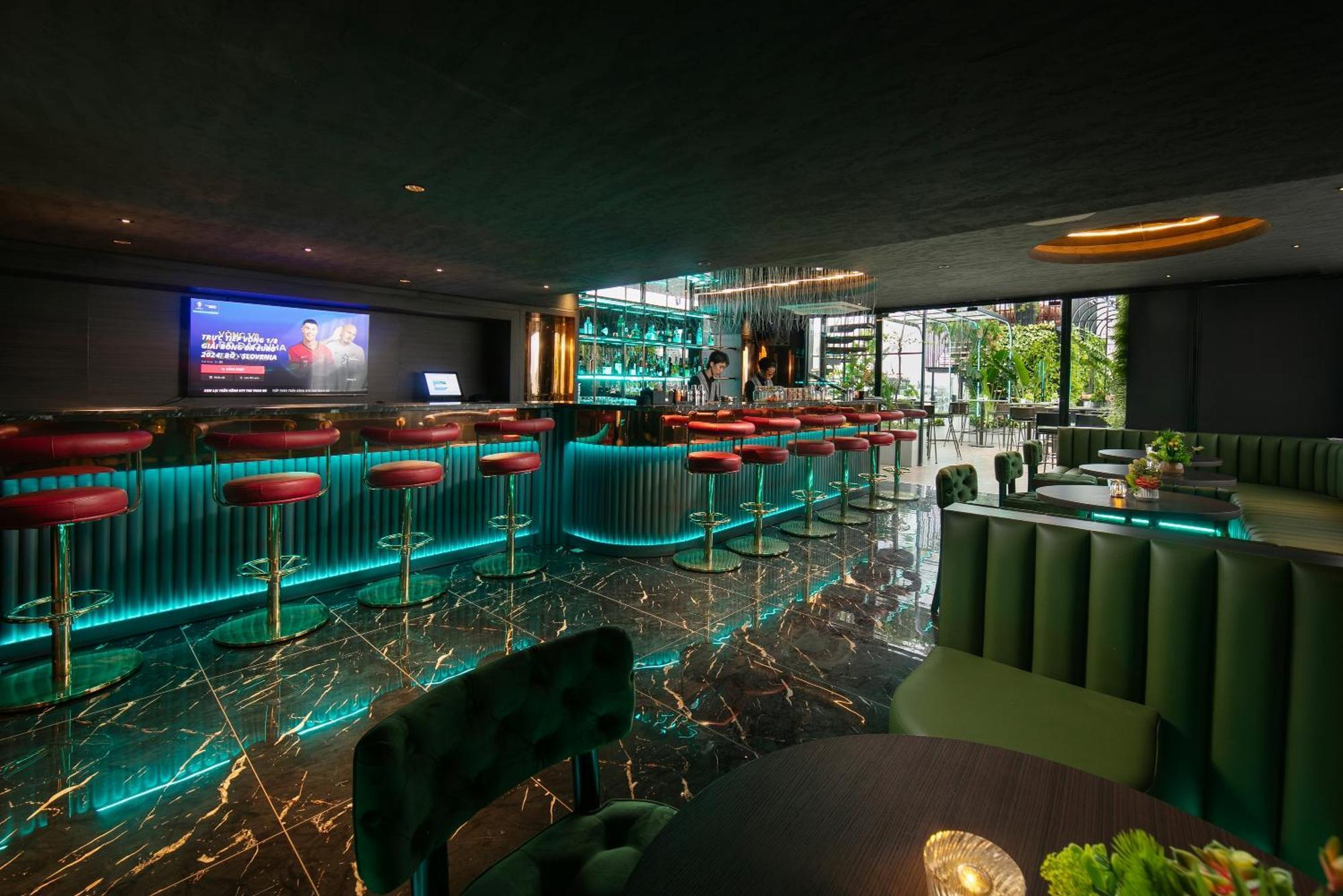 May De Ville Crown Hotel Hanoi Eksteriør billede The bar at the 101 bar