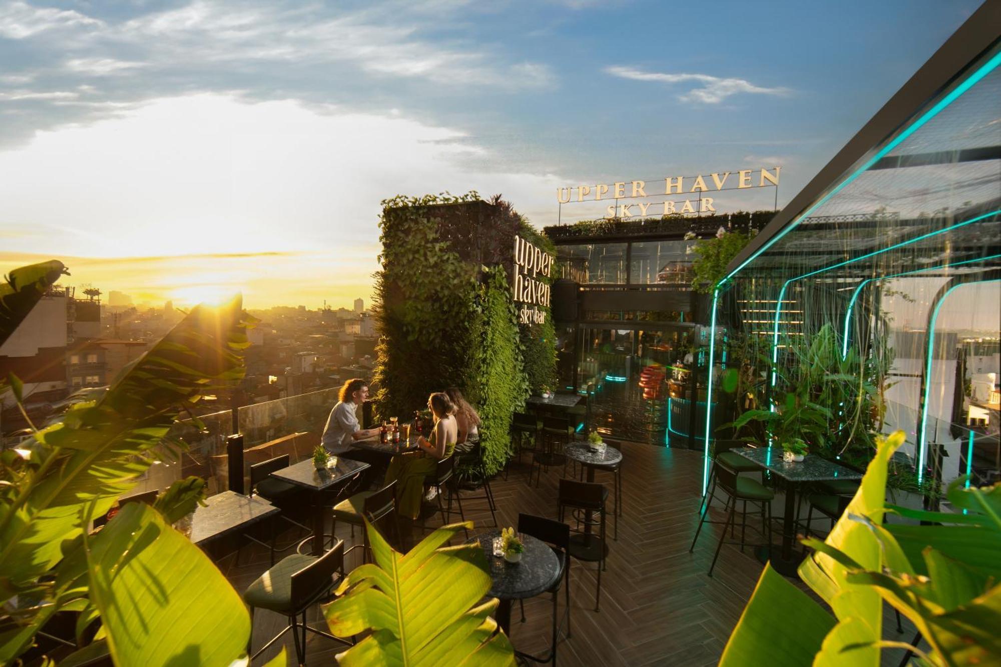 May De Ville Crown Hotel Hanoi Eksteriør billede The rooftop bar at the hotel