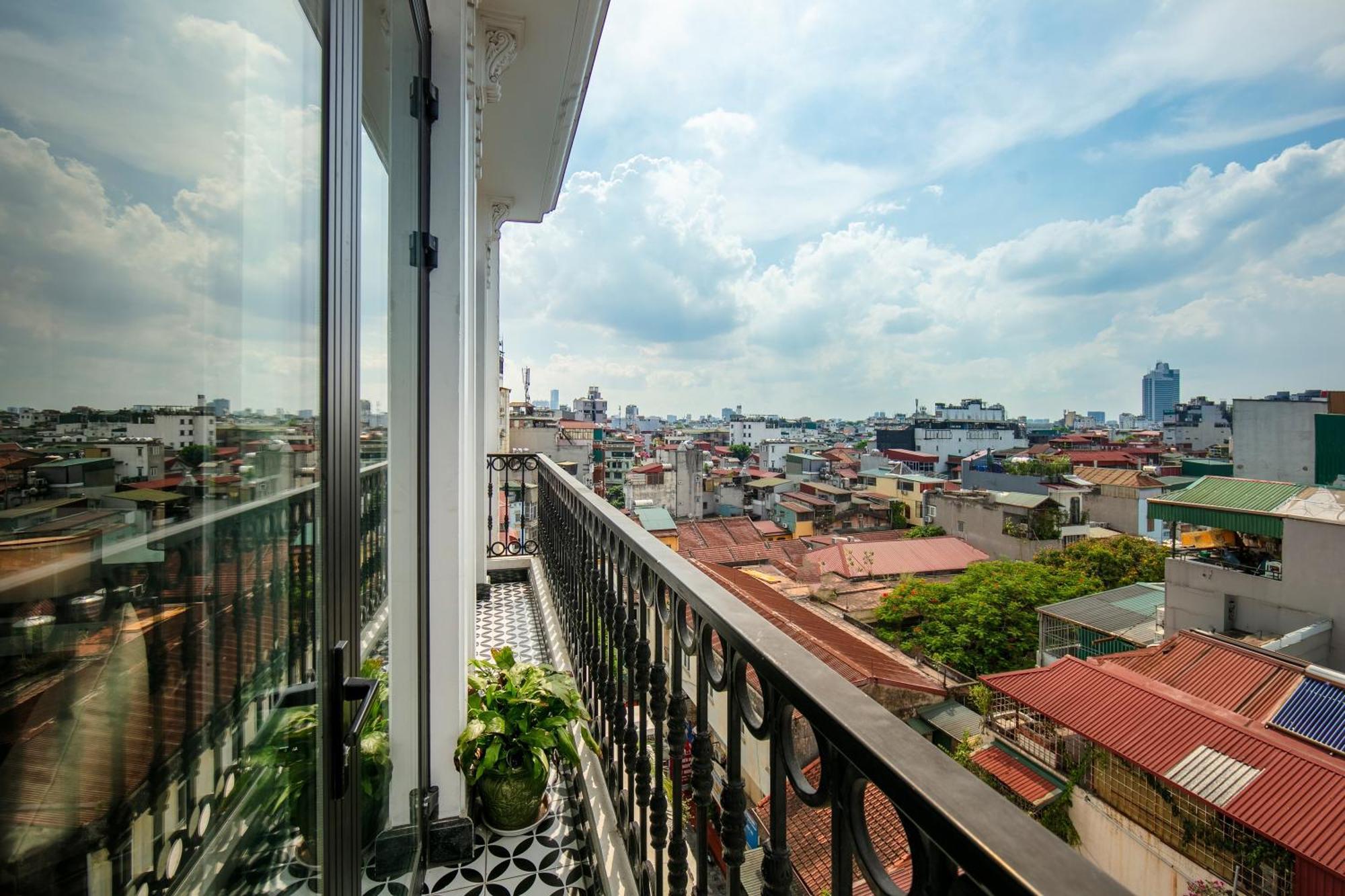 May De Ville Crown Hotel Hanoi Eksteriør billede A balcony in Ho Chi Minh City, Vietnam