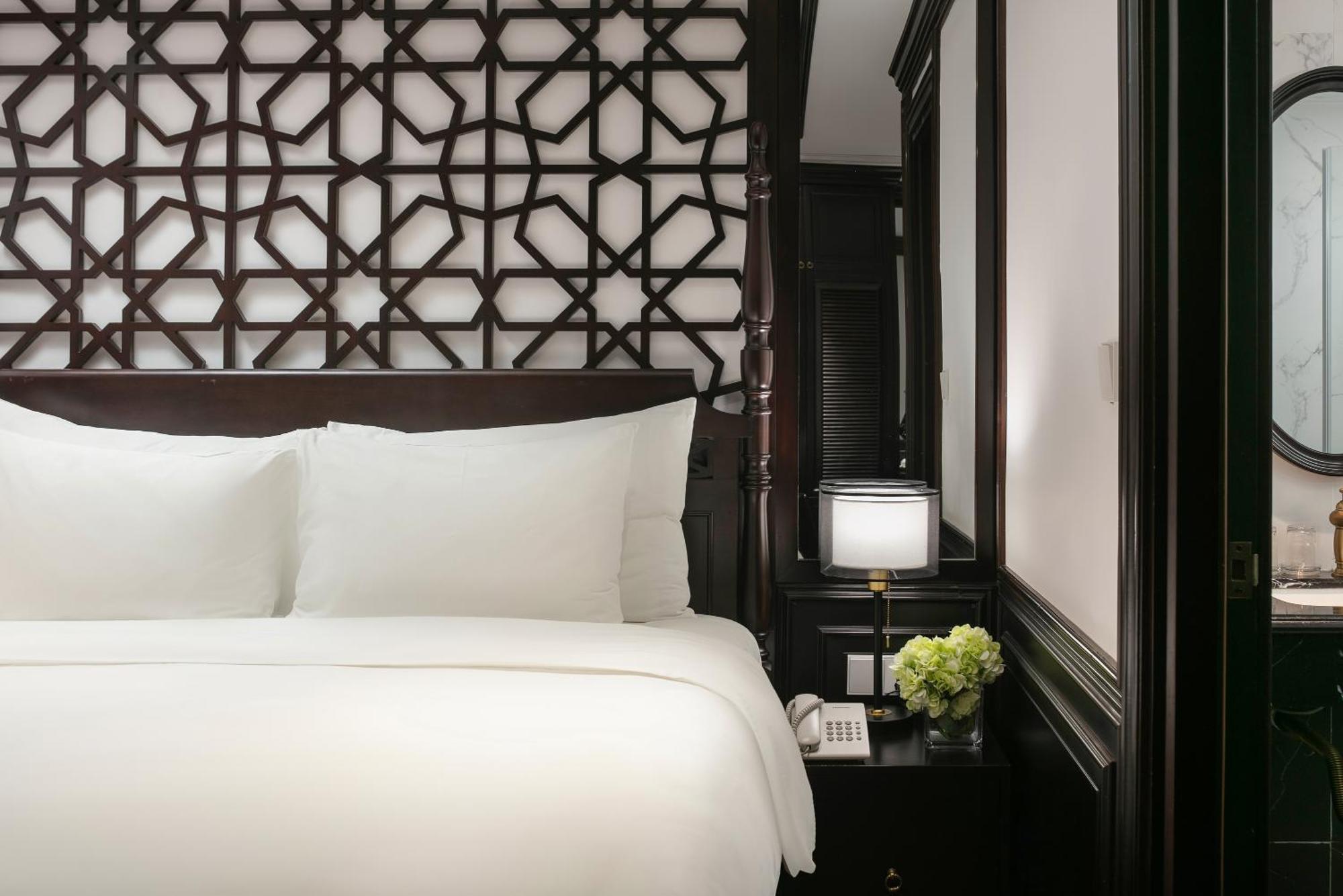 May De Ville Crown Hotel Hanoi Eksteriør billede A bedroom at the Mandarin Oriental, Hanoi