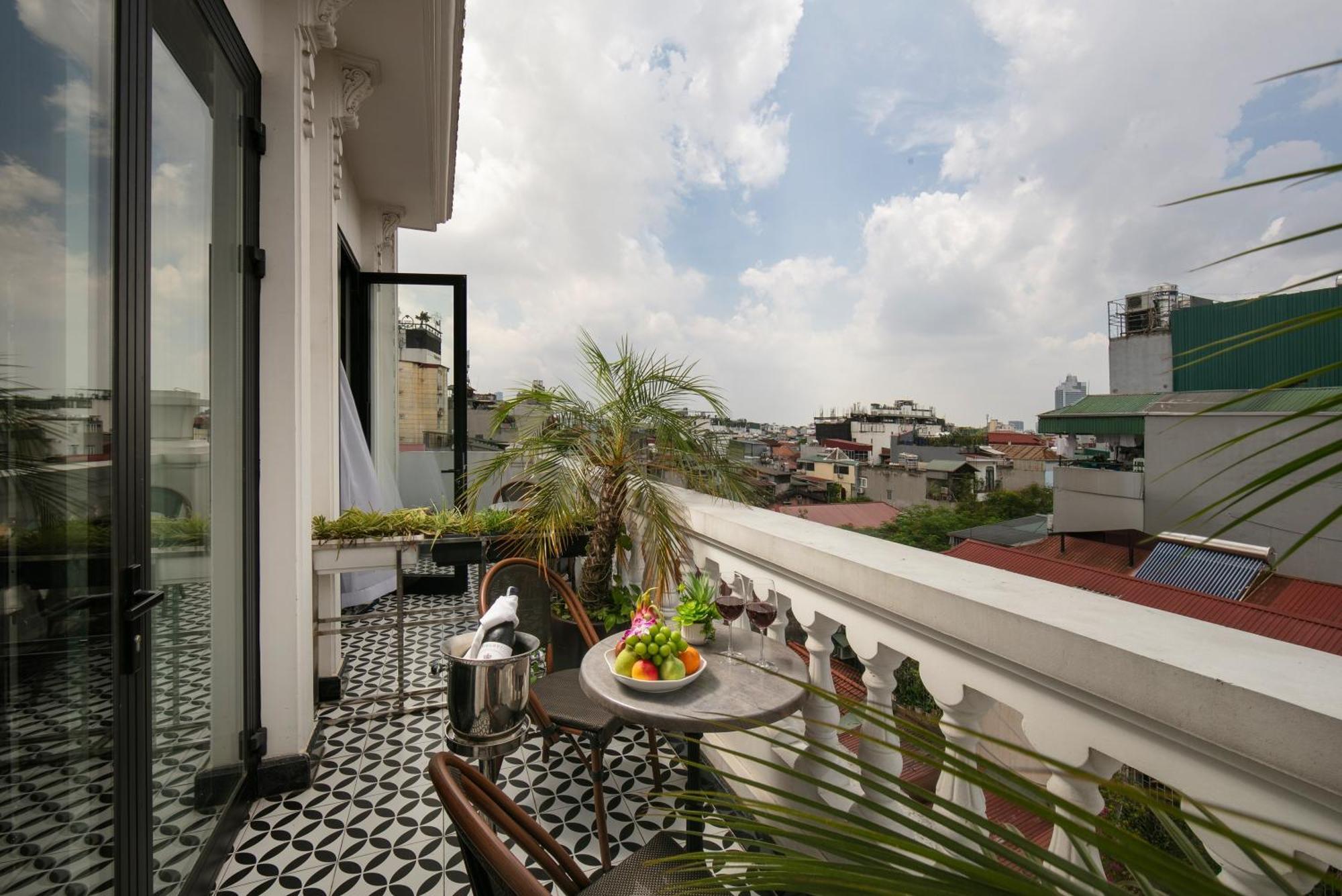 May De Ville Crown Hotel Hanoi Eksteriør billede A balcony in Mexico City
