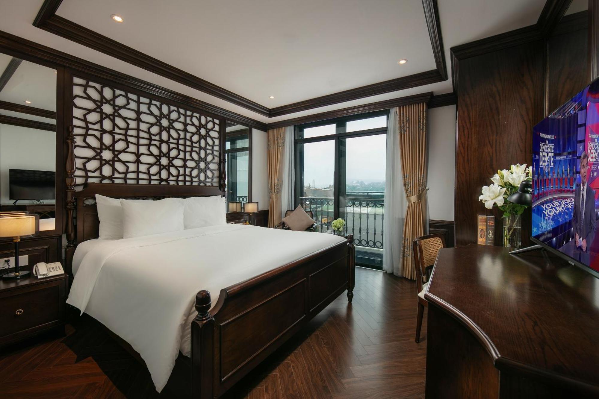 May De Ville Crown Hotel Hanoi Eksteriør billede Deluxe Suite
