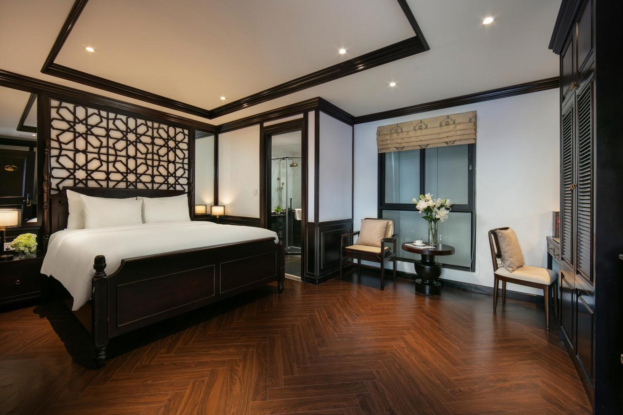 May De Ville Crown Hotel Hanoi Eksteriør billede Deluxe Suite