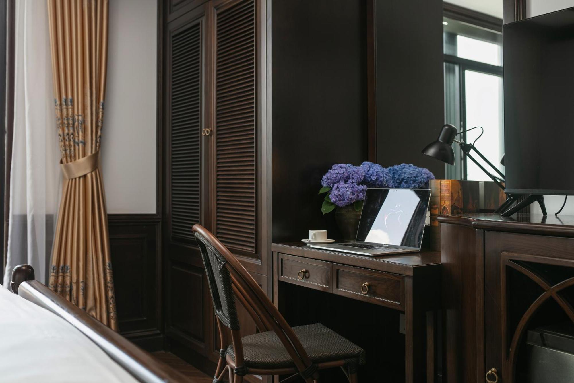 May De Ville Crown Hotel Hanoi Eksteriør billede A room at the hotel