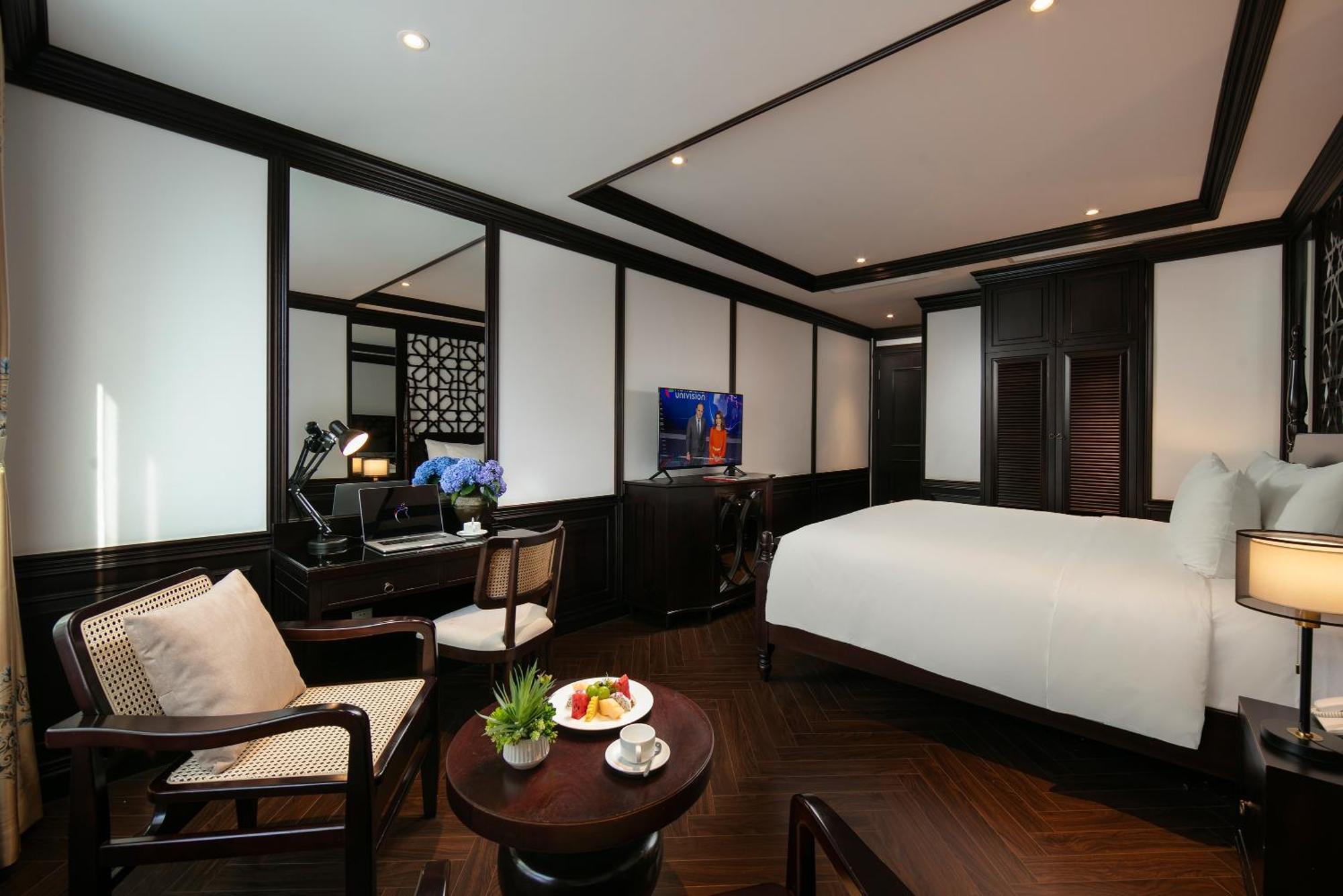 May De Ville Crown Hotel Hanoi Eksteriør billede Deluxe Suite