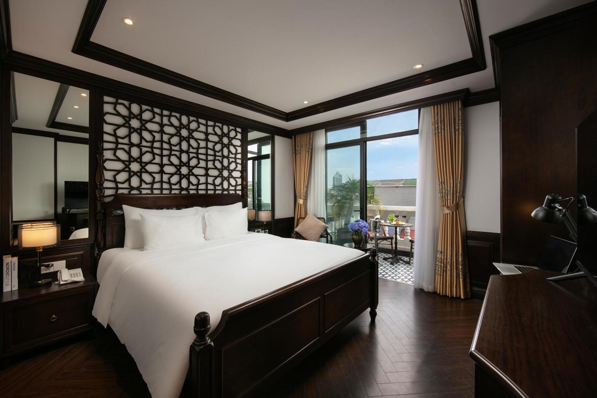 May De Ville Crown Hotel Hanoi Eksteriør billede Deluxe Suite