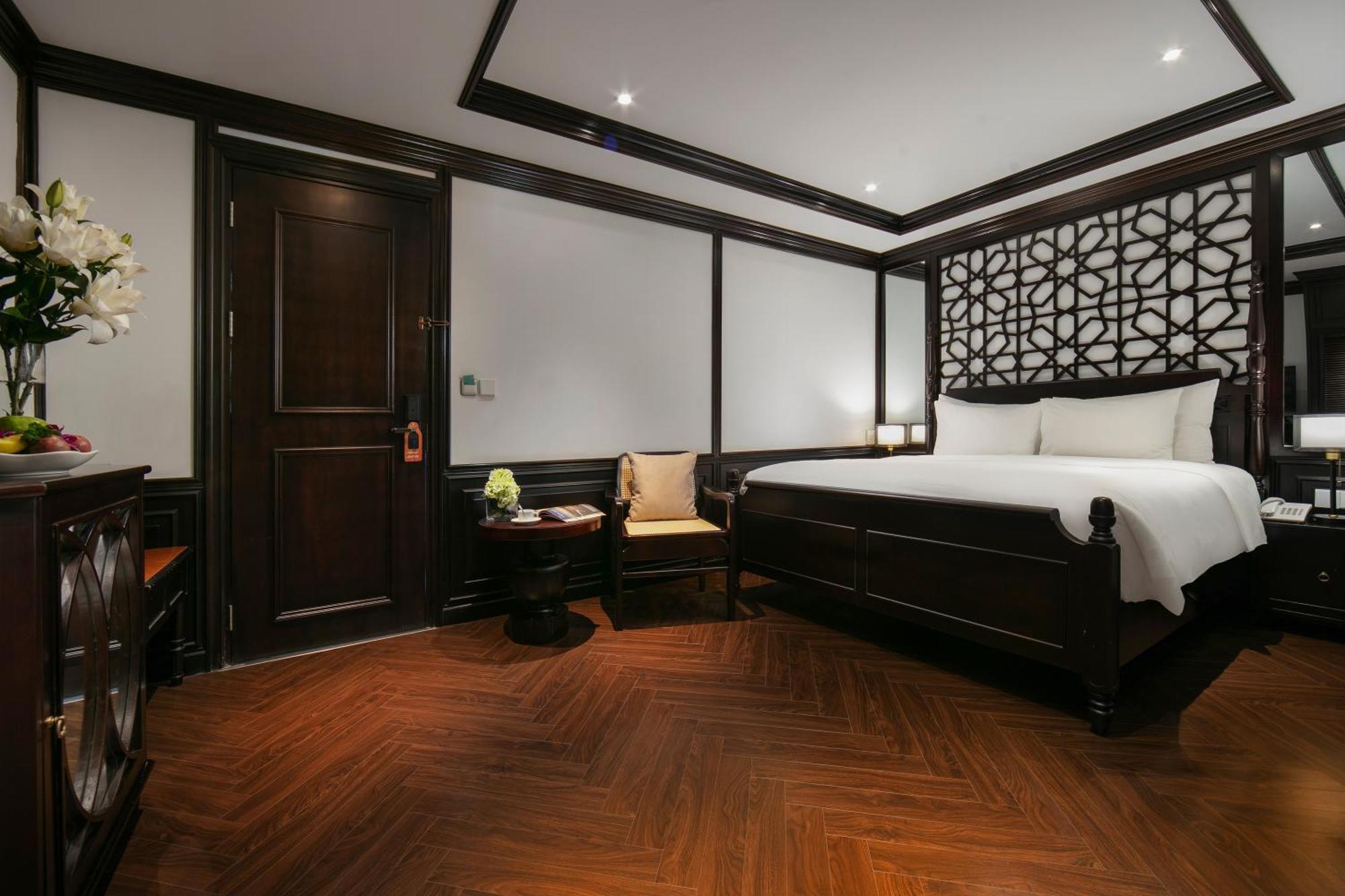 May De Ville Crown Hotel Hanoi Eksteriør billede Deluxe Suite