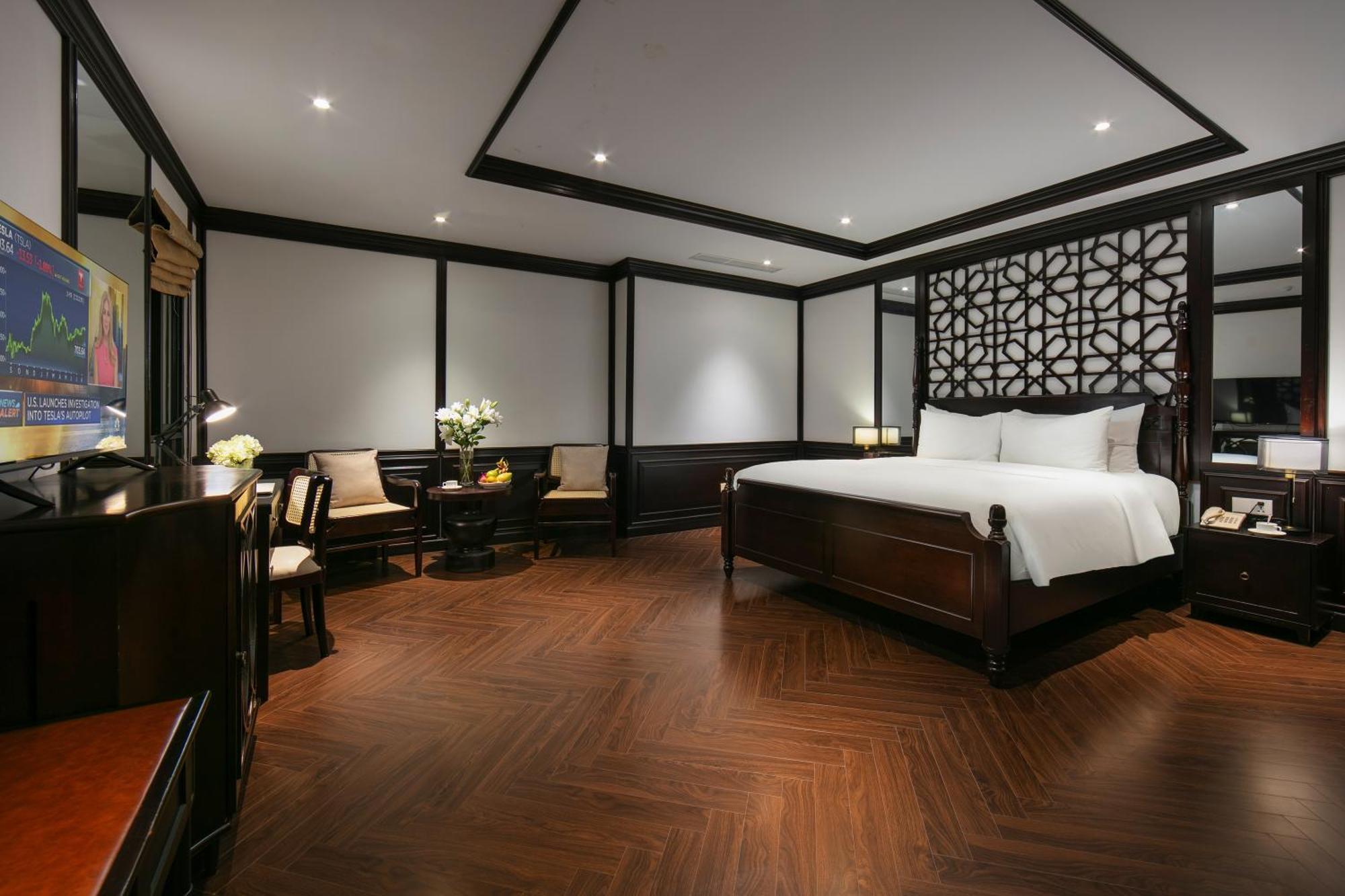 May De Ville Crown Hotel Hanoi Eksteriør billede Suite