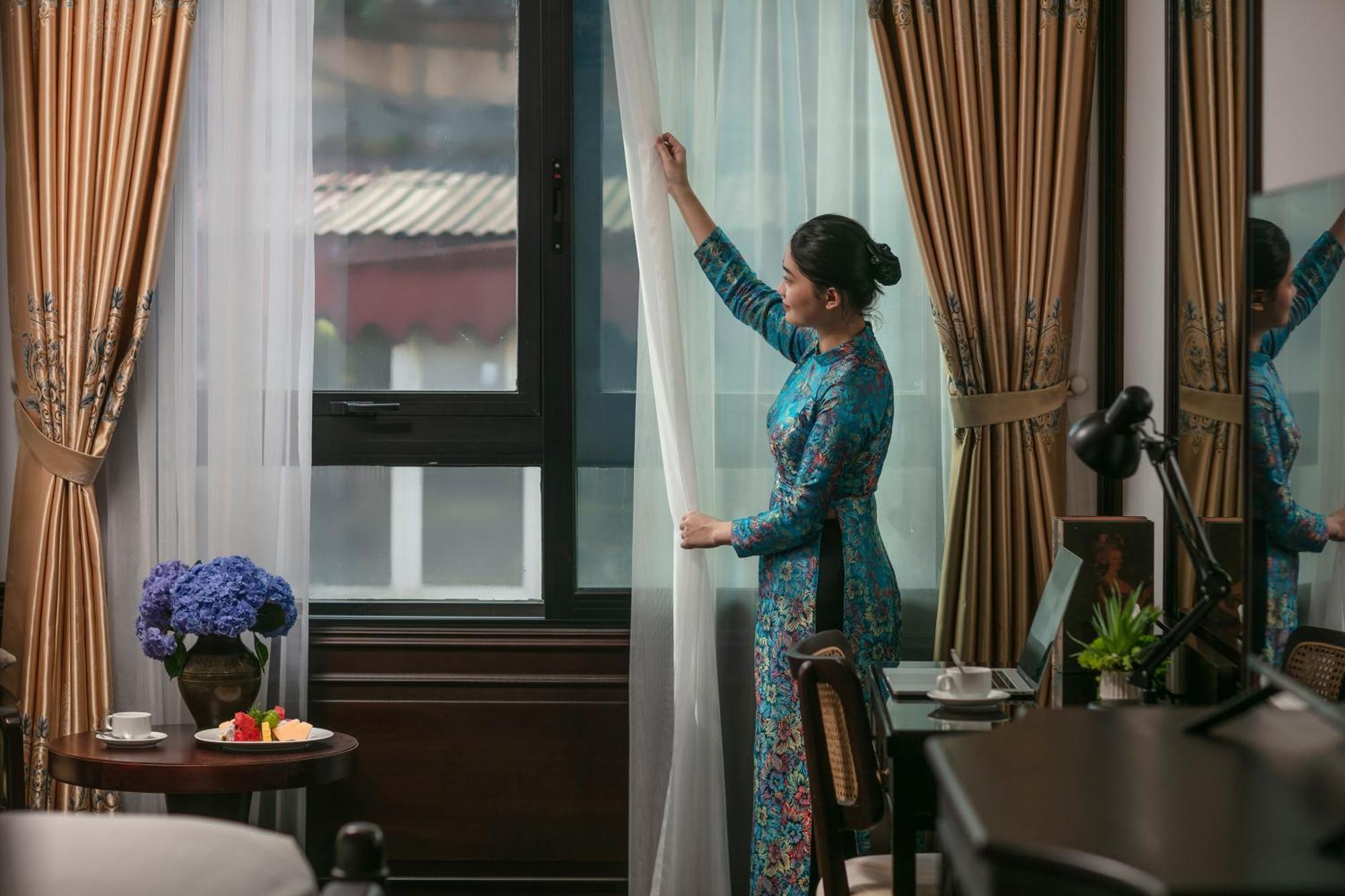 May De Ville Crown Hotel Hanoi Eksteriør billede A Singapore Airlines flight attendant in the new kebaya