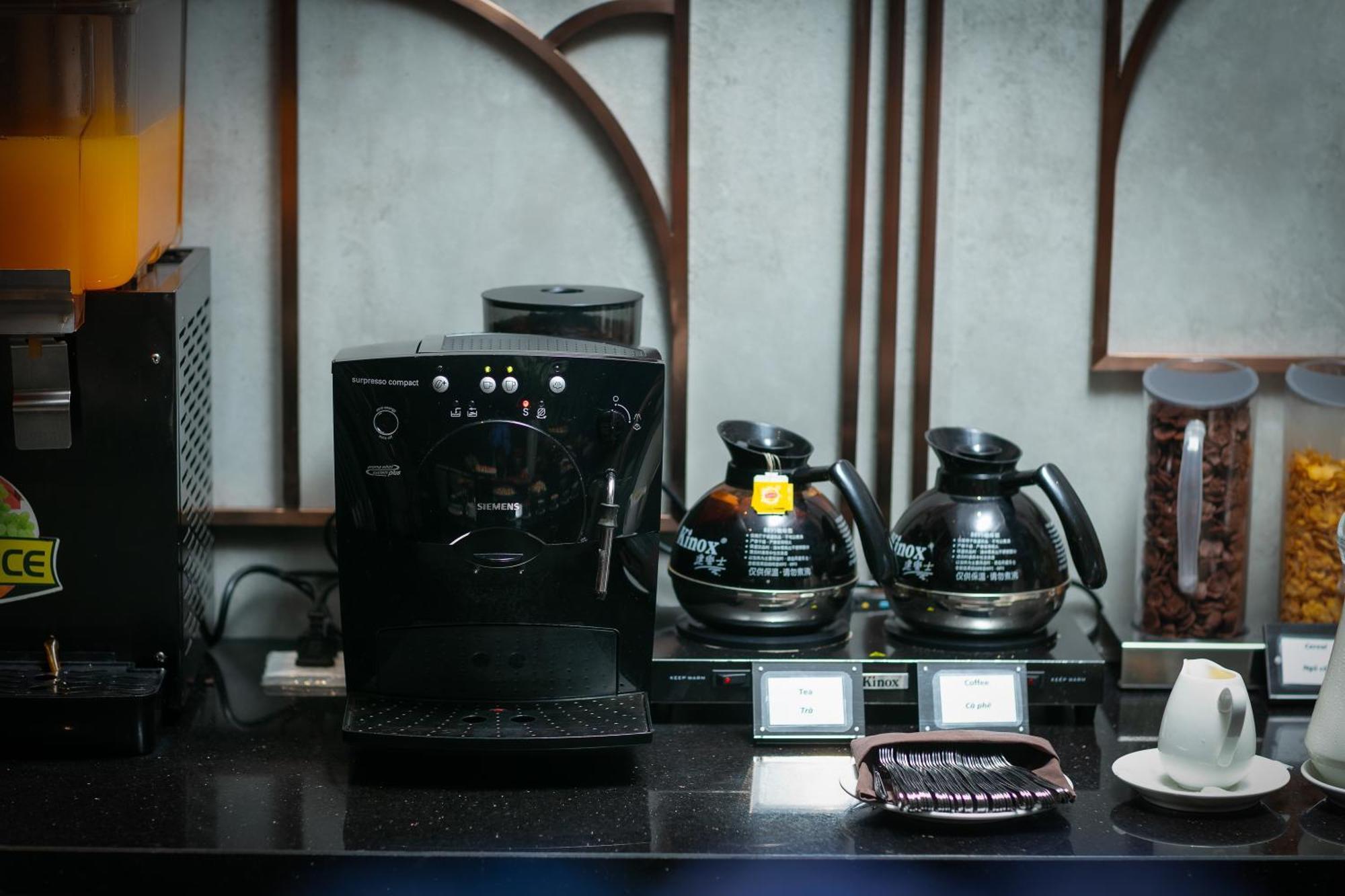 May De Ville Crown Hotel Hanoi Eksteriør billede A coffee machine