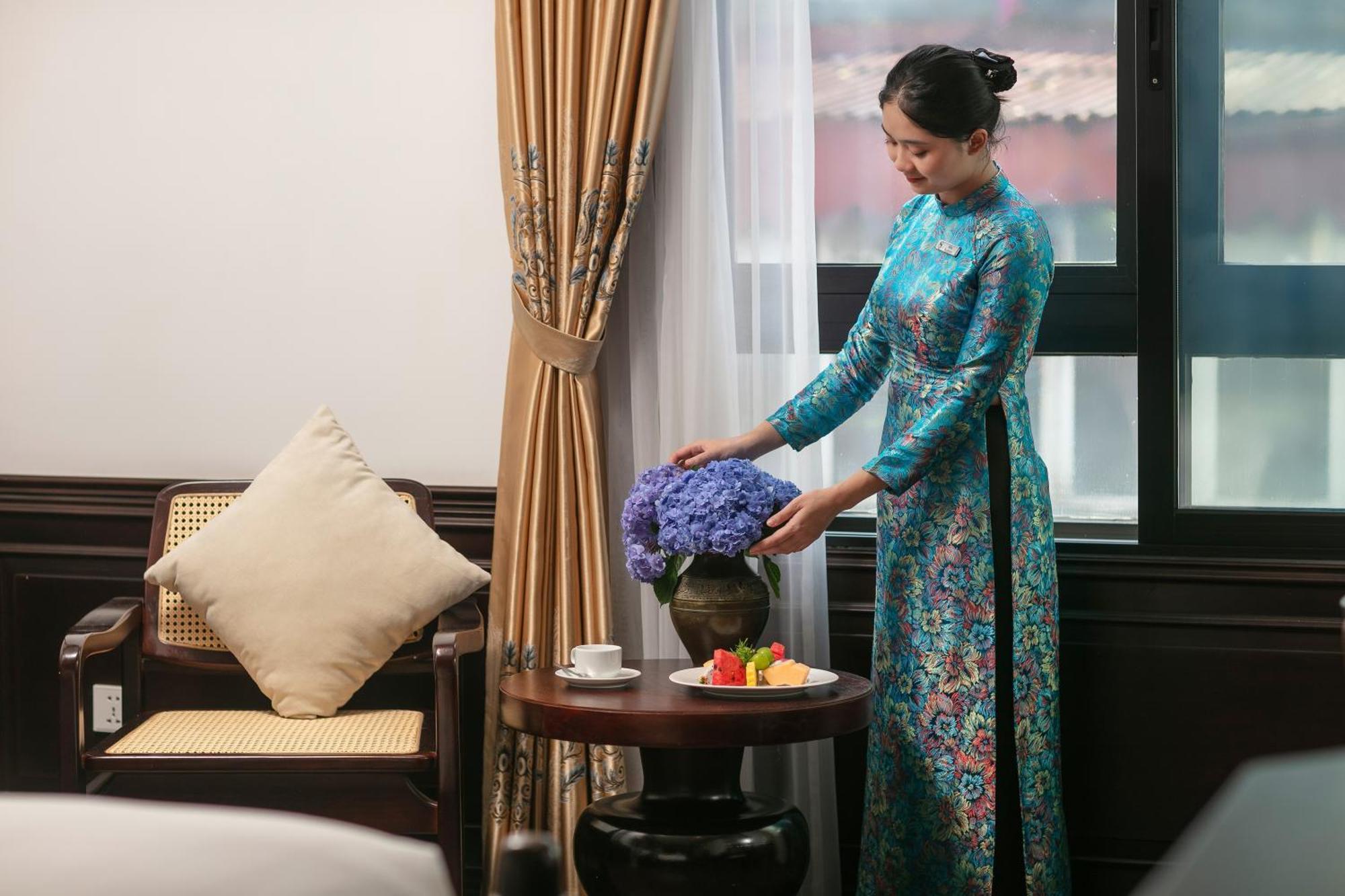 May De Ville Crown Hotel Hanoi Eksteriør billede A Vietnamese woman wearing an áo dài