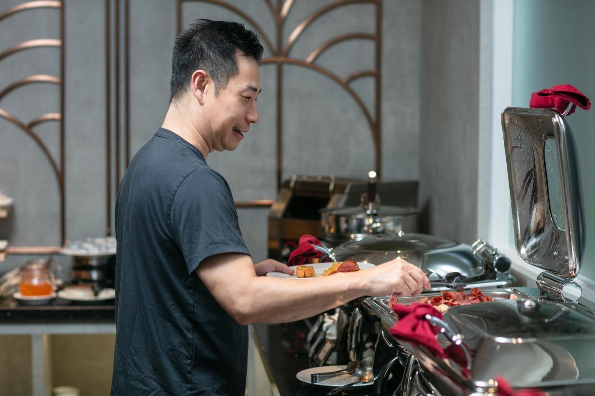 May De Ville Crown Hotel Hanoi Eksteriør billede Chef preparing food at a buffet