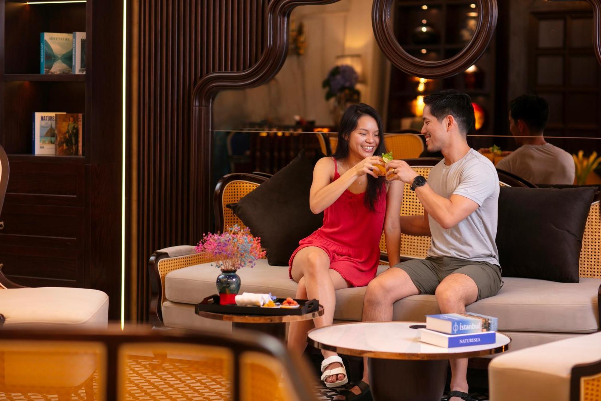 May De Ville Crown Hotel Hanoi Eksteriør billede The Lounge at Tan Son Nhat International Airport