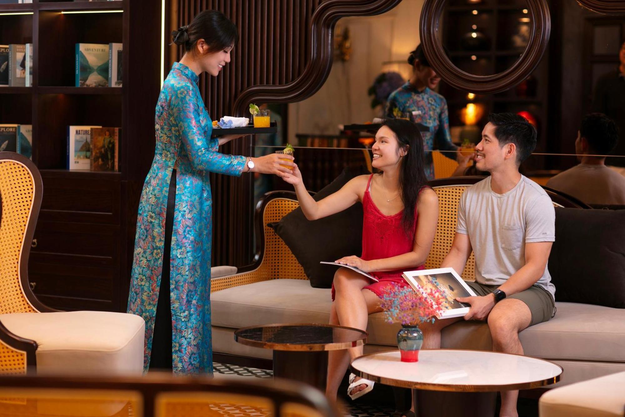 May De Ville Crown Hotel Hanoi Eksteriør billede A Vietnamese woman wearing an áo dài
