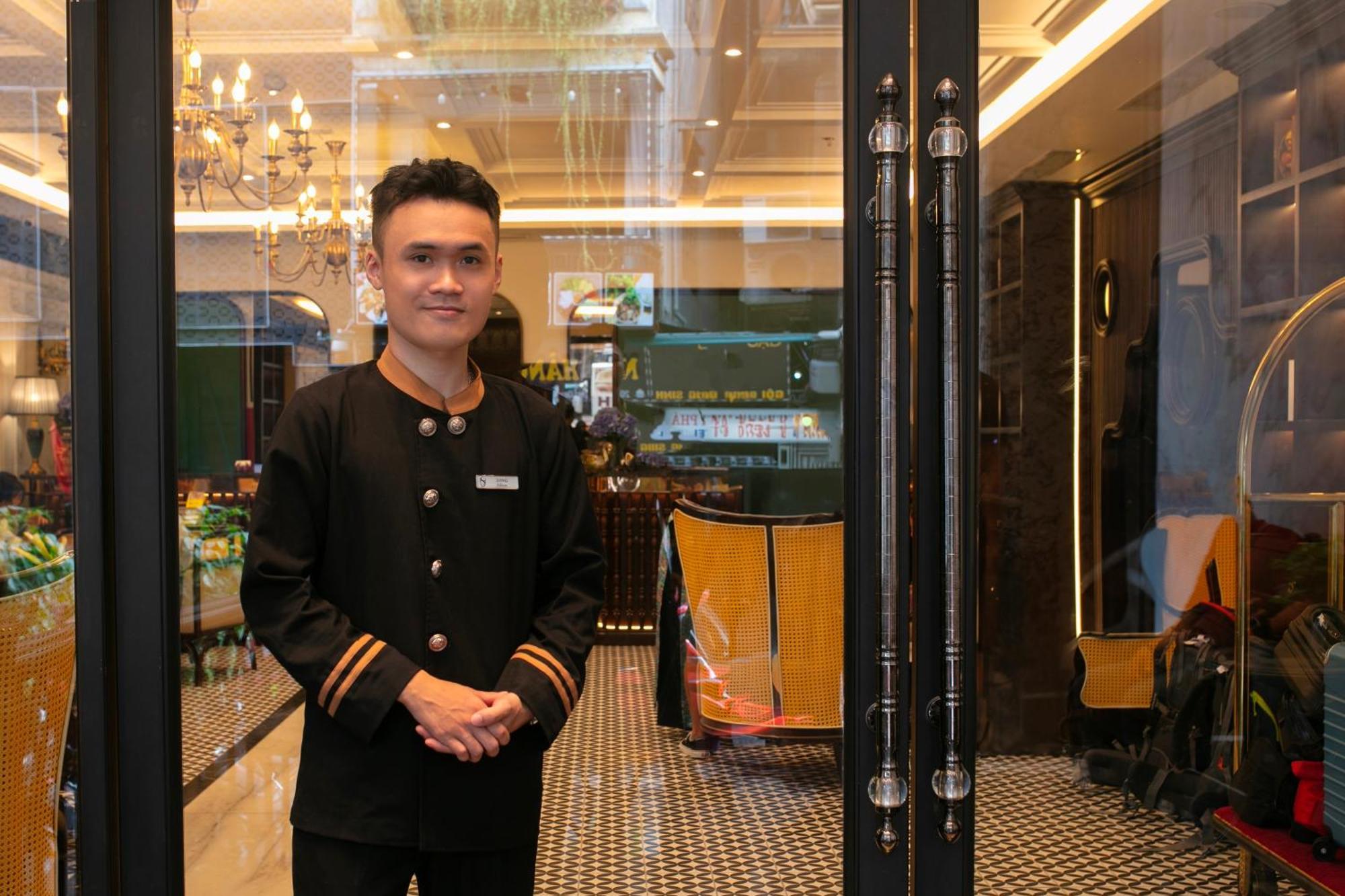 May De Ville Crown Hotel Hanoi Eksteriør billede A doorman at the entrance of a hotel in Kuala Lumpur, Malaysia