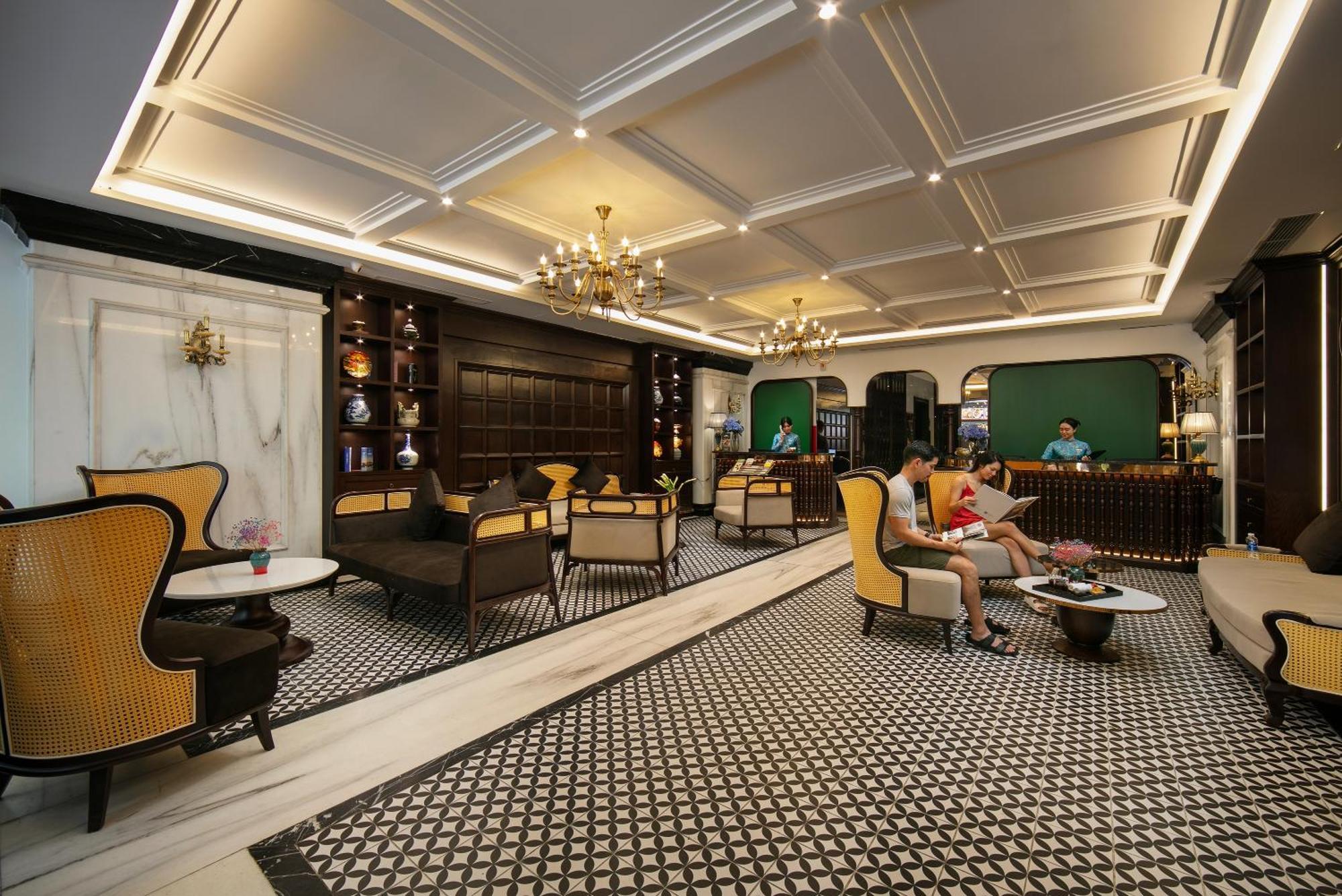 May De Ville Crown Hotel Hanoi Eksteriør billede The lobby of the hotel