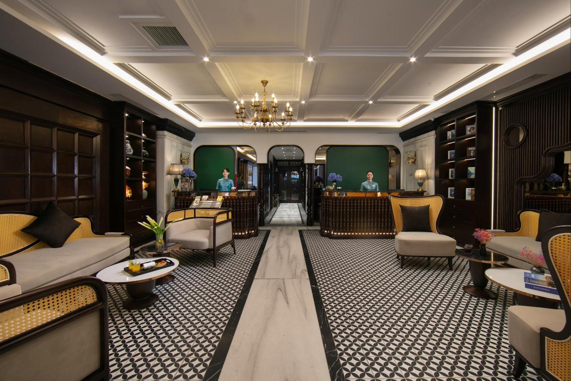 May De Ville Crown Hotel Hanoi Eksteriør billede The lobby of the hotel