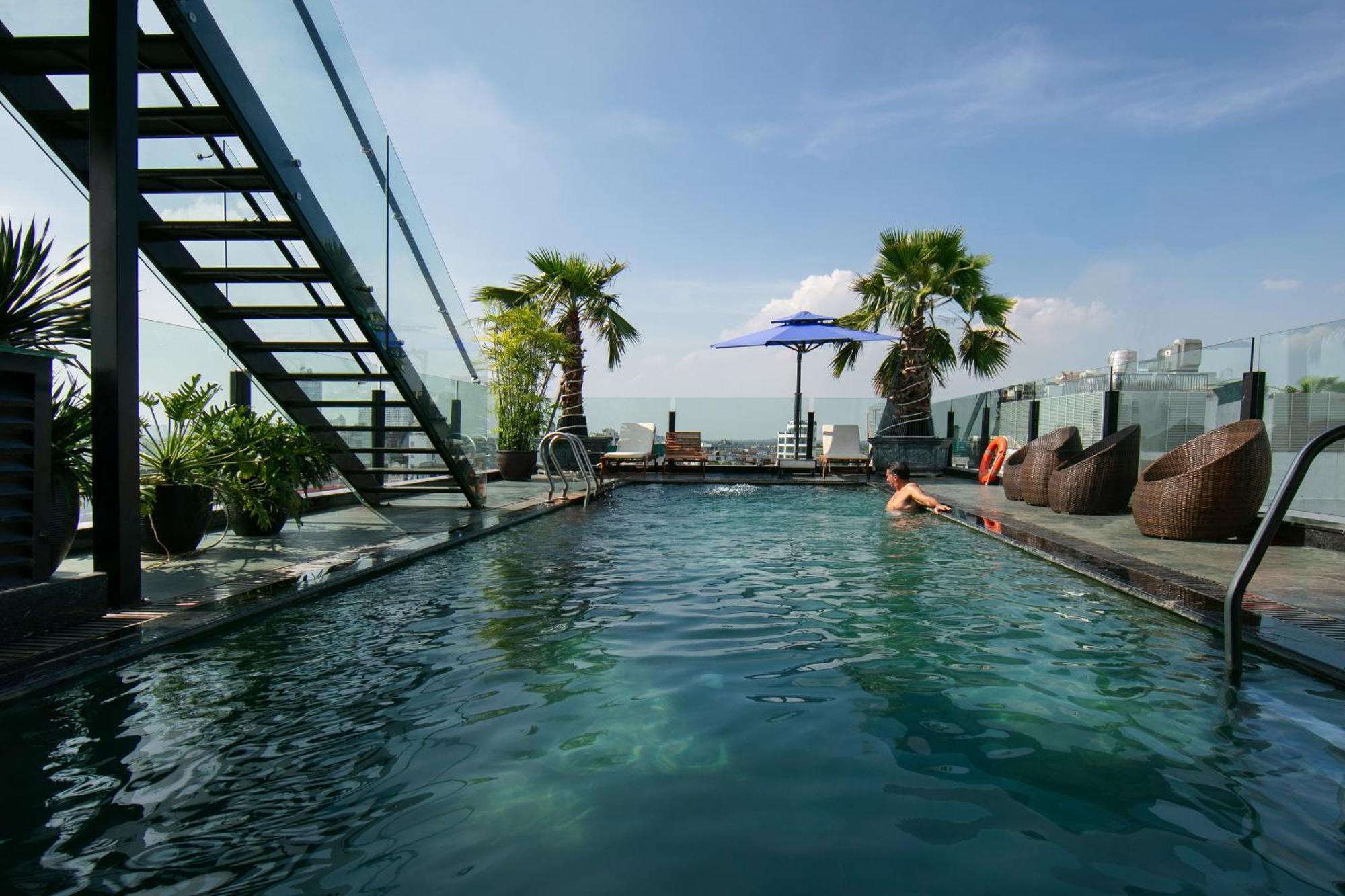 May De Ville Crown Hotel Hanoi Eksteriør billede Rooftop pool at the hotel