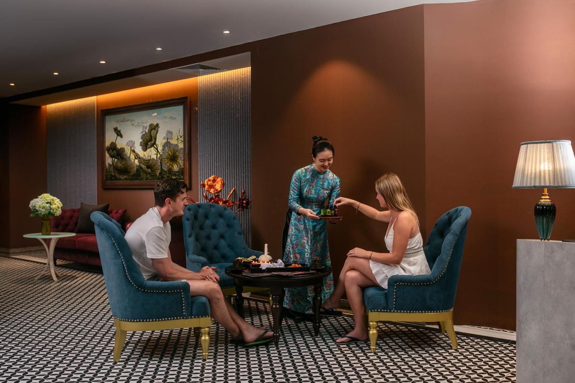 May De Ville Crown Hotel Hanoi Eksteriør billede The Club at Hong Kong International Airport