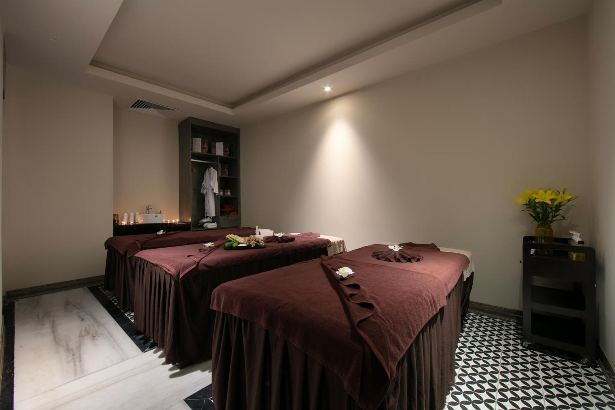 May De Ville Crown Hotel Hanoi Eksteriør billede A massage room at a spa in Ho Chi Minh City, Vietnam