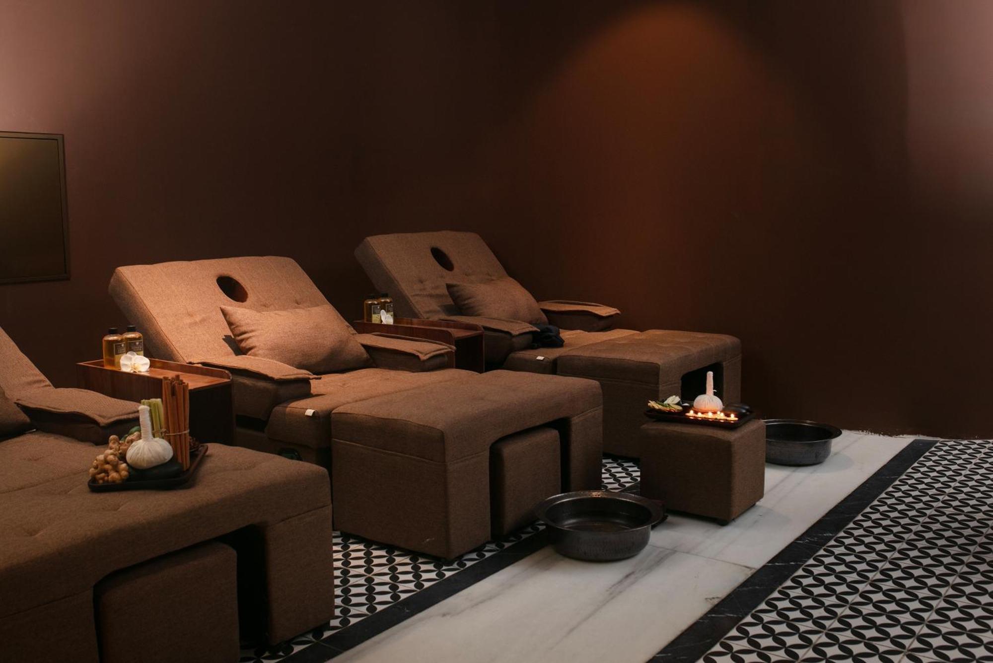 May De Ville Crown Hotel Hanoi Eksteriør billede A spa in Bangkok, Thailand