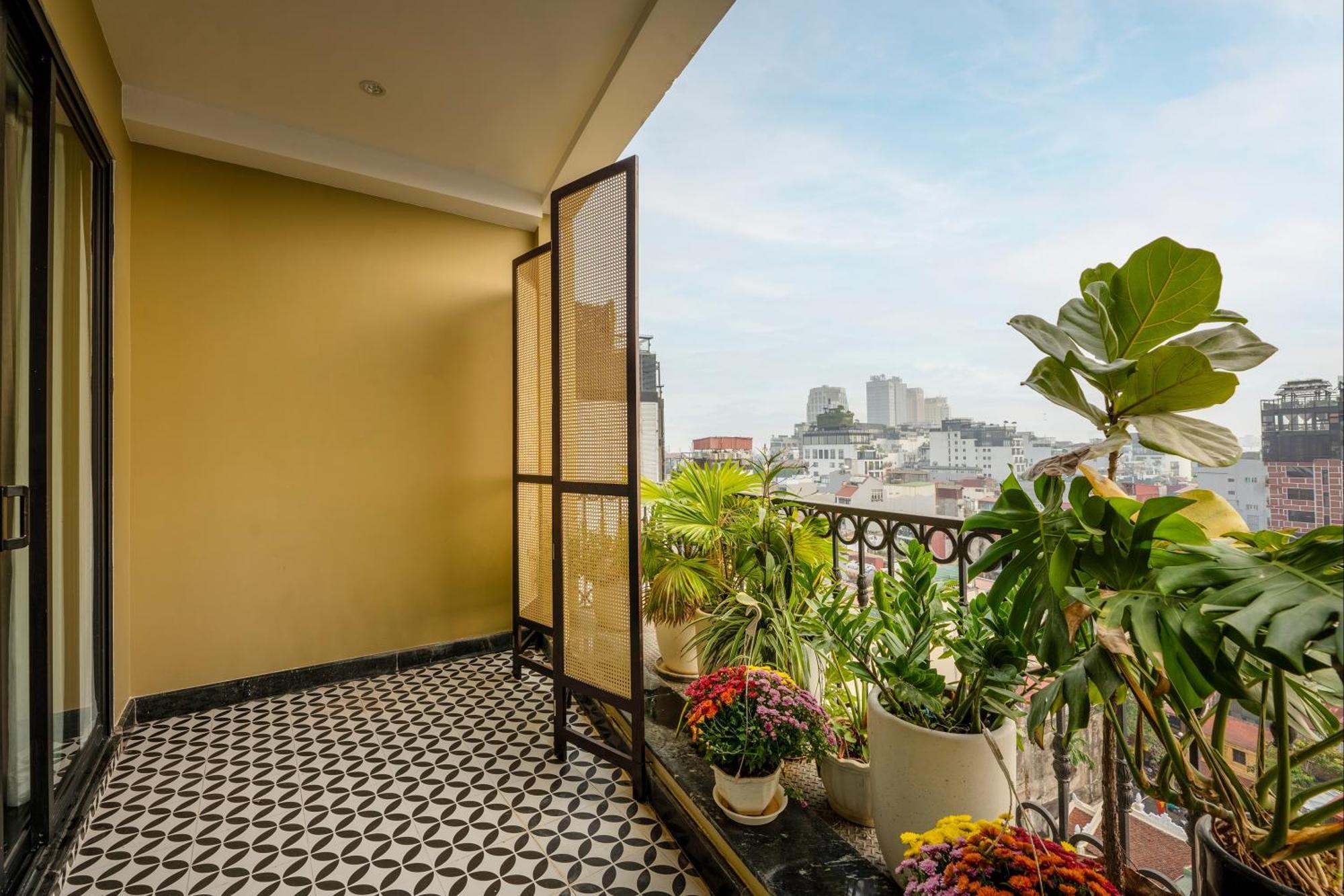 May De Ville Crown Hotel Hanoi Eksteriør billede A balcony in Hanoi, Vietnam