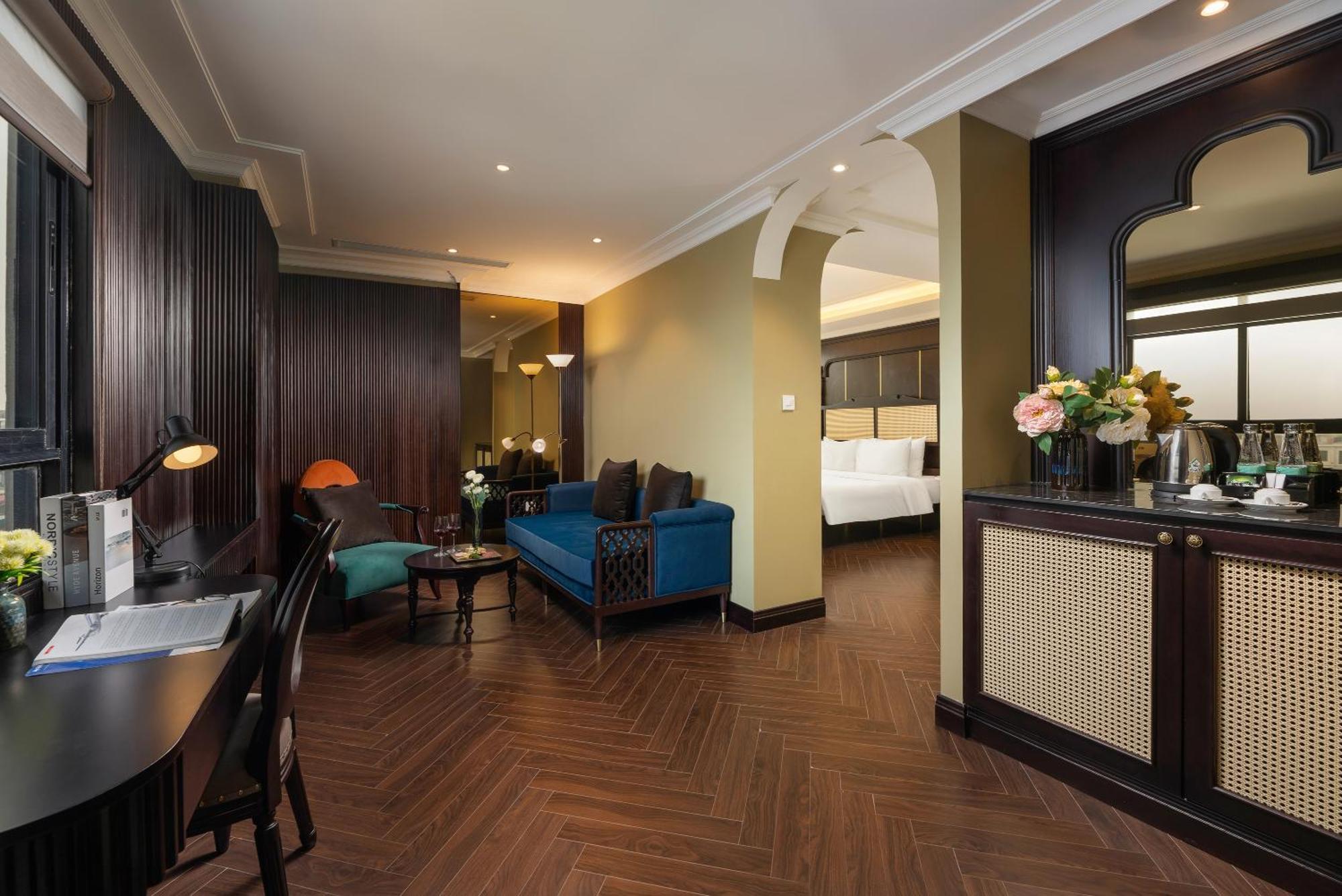 May De Ville Crown Hotel Hanoi Eksteriør billede Suite
