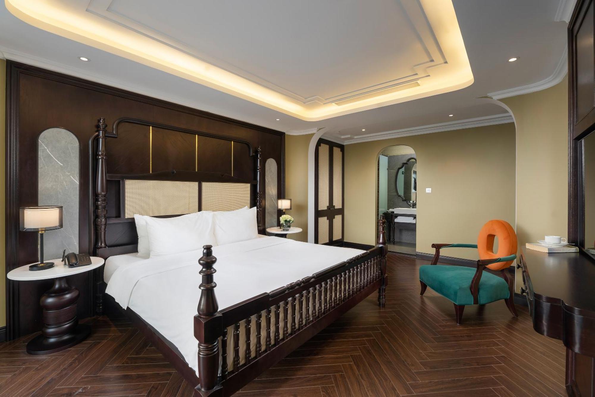 May De Ville Crown Hotel Hanoi Eksteriør billede A bedroom at the hotel